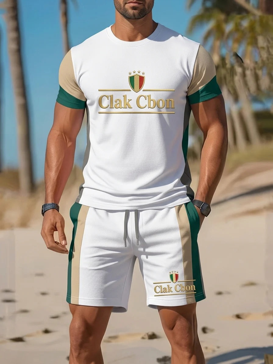 Un homme musclé sur une plage de sable porte la tenue CLAK C BON Polo Clak C Bon - Reggae Silhouette. Ses vêtements de sport blancs, beiges et verts arborent le logo de la marque, tandis que les palmiers et le ciel bleu évoquent l'ambiance polo reggae.
