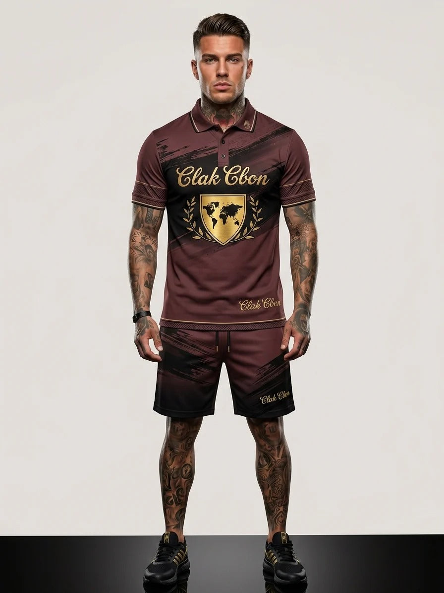 Un homme tatoué se tient debout, de face, vêtu de l'ensemble chemise et short CLAK C BON Polo Clak C Bon - Reggae Silhouette marron et noir, avec des accents dorés et un écusson représentant une carte du monde, et chaussé de baskets noires.