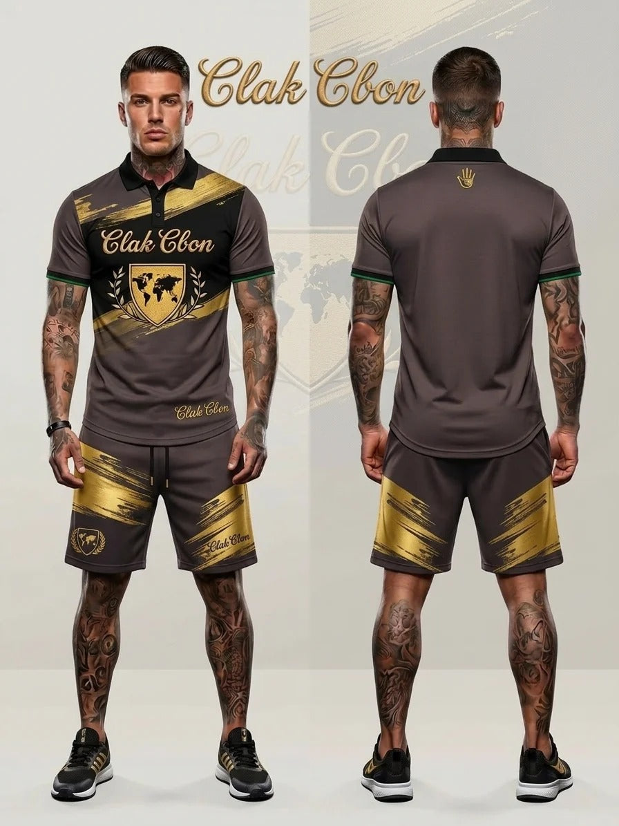 Un homme porte l'ensemble CLAK C BON Polo Clak C Bon - Reggae Silhouette avec des motifs dorés et le texte de la marque. Il fait face à l'avant et à l'arrière, montre ses tatouages sur les bras et les jambes, et porte des baskets noires pour une allure streetwear.